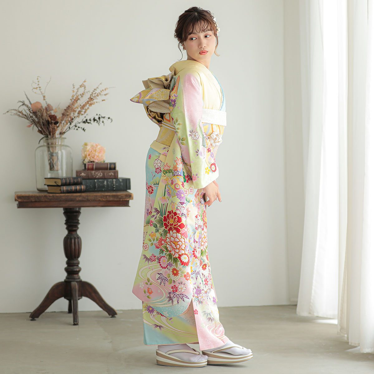 振袖　アンティーク　単衣　貝桶　御所車　花模様　着物　024w 振袖：R1377 黄ぼかし 吉祥貝桶に四季の花☆(絹)│ 振袖レンタル