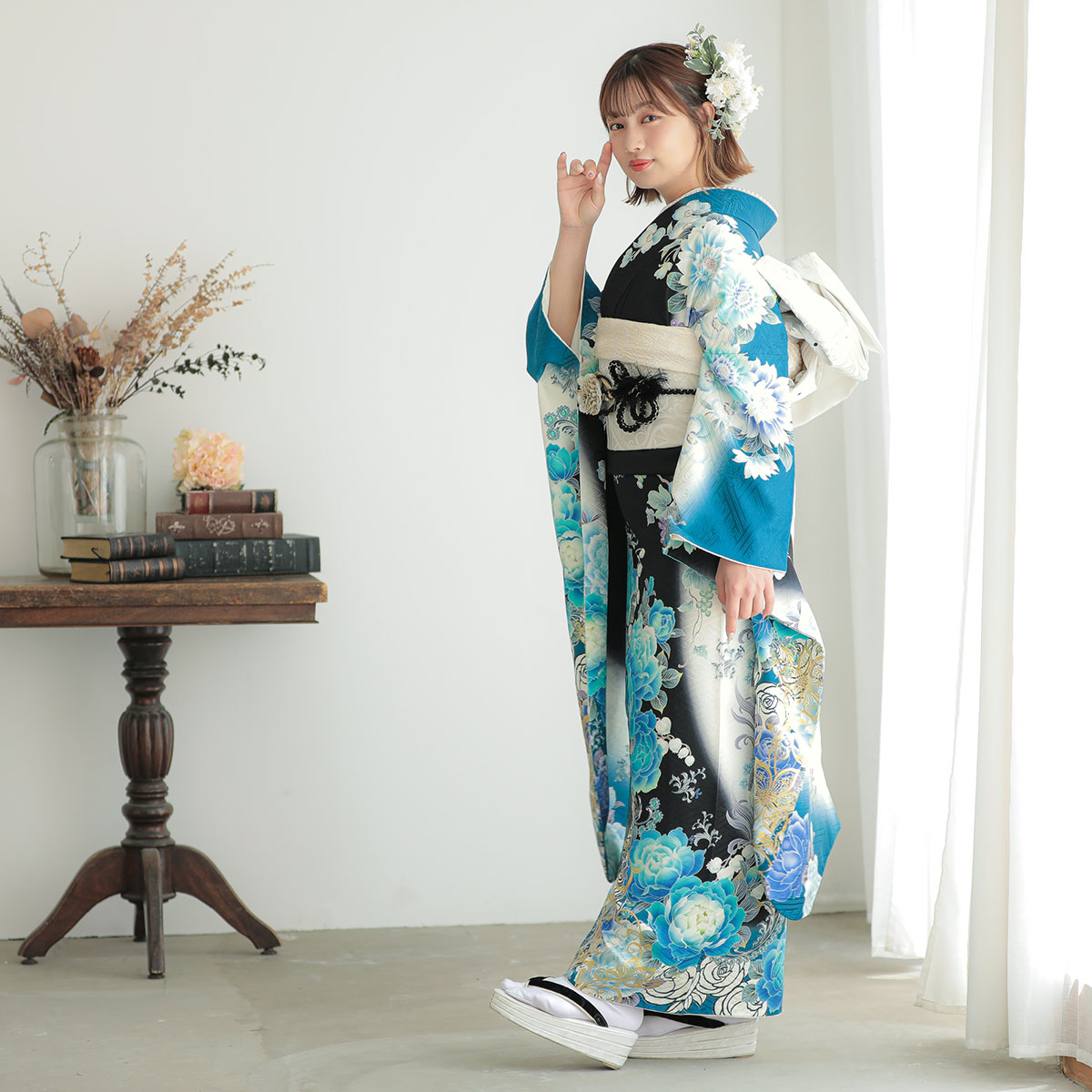 振袖：R1497 白×黒 青い花☆（絹）│ 振袖レンタル │ 京都着物