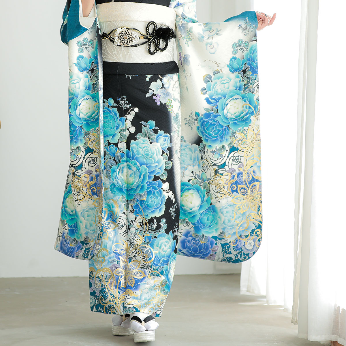 青色と白色の花柄振袖 振袖：R1497 白×黒 青い花☆（絹）│ 振袖レンタル │ 京都着物