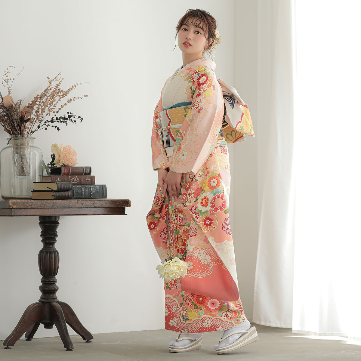 振袖：R1532 白×ピンク 雲取 花と鞠 宝尽くし☆(絹)│ 振袖レンタル