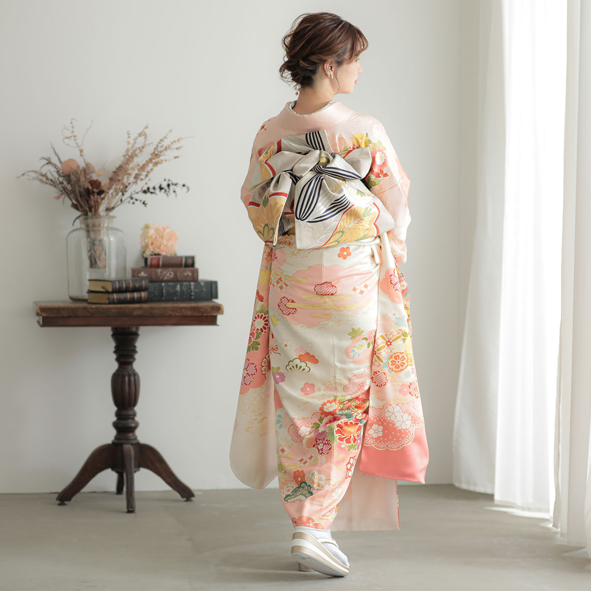 振袖：R1532 白×ピンク 雲取 花と鞠 宝尽くし☆(絹)│ 振袖レンタル