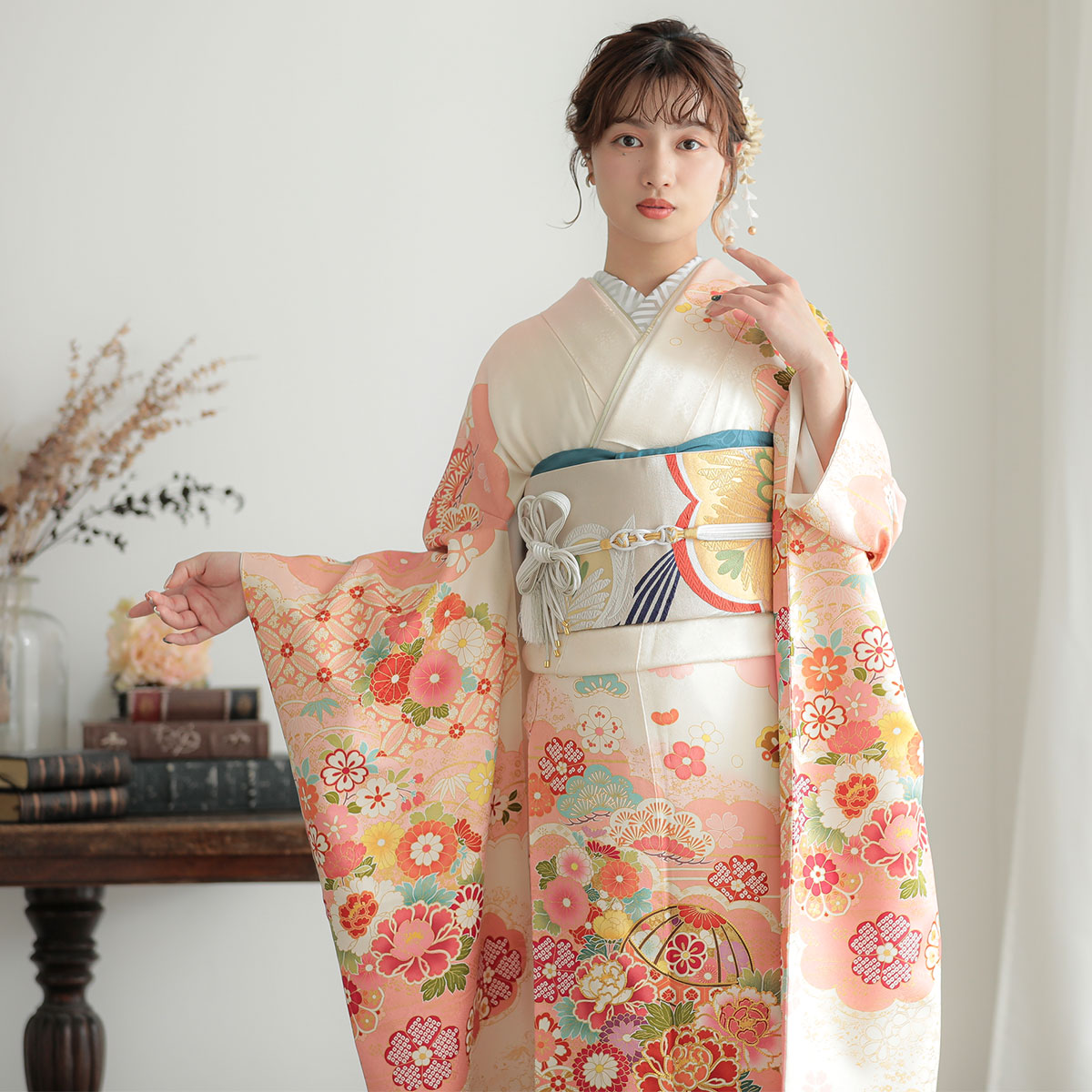 振袖：R1532 白×ピンク 雲取 花と鞠 宝尽くし☆(絹)│ 振袖レンタル 