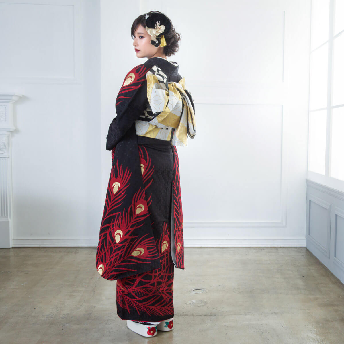 振袖：R1668 モダンアンテナ 黒 孔雀☆(絹)│ 振袖レンタル │ 京都
