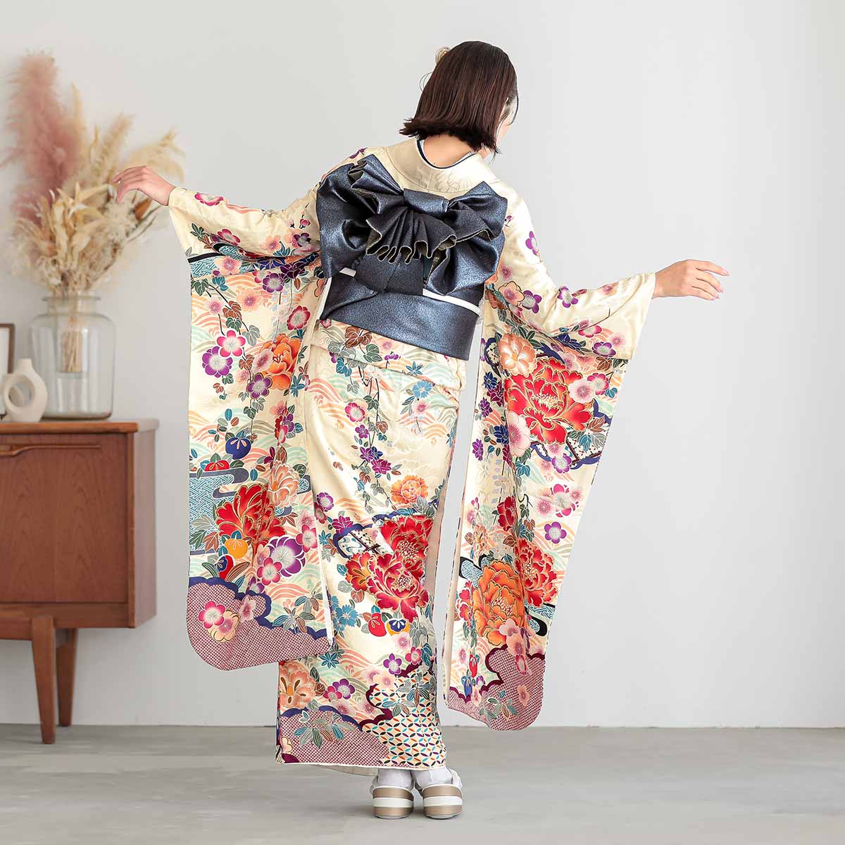 振袖：R1827 クリーム色 雲波に牡丹(絹)(R1828)│ 振袖レンタル