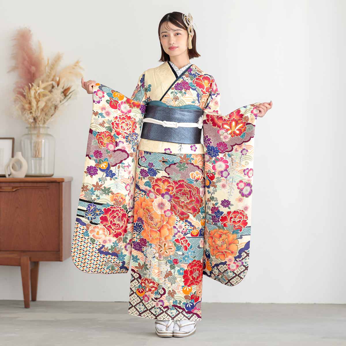 振袖：R1827 クリーム色 雲波に牡丹(絹)(R1828)│ 振袖レンタル