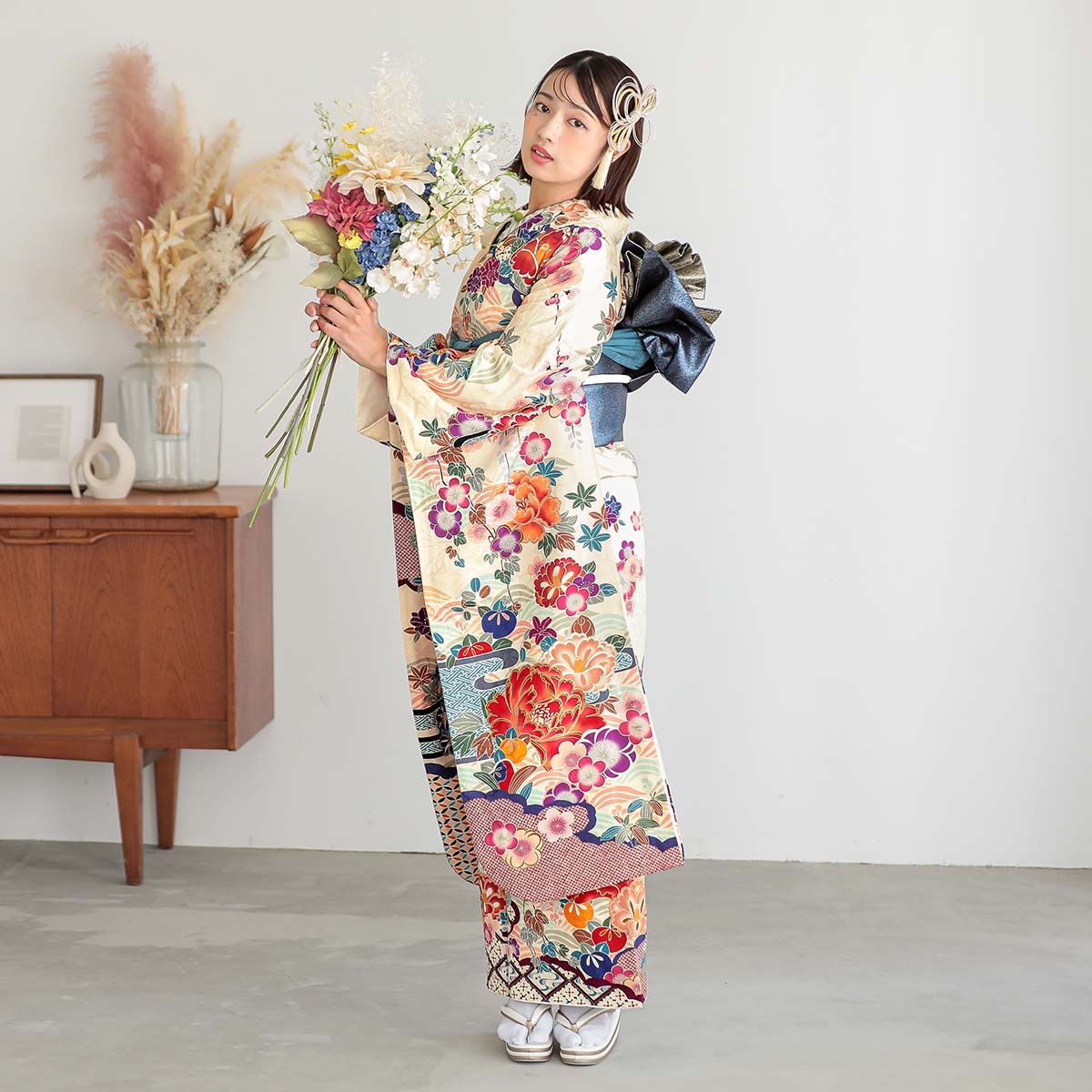 振袖：R1827 クリーム色 雲波に牡丹(絹)(R1828)│ 振袖レンタル