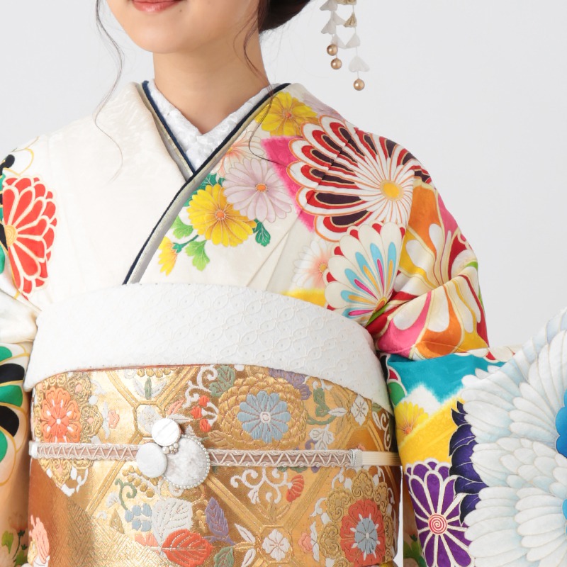 振袖：R1907 紅一点 白 牡丹にねじ梅鶴│ 振袖レンタル │ 京都着物