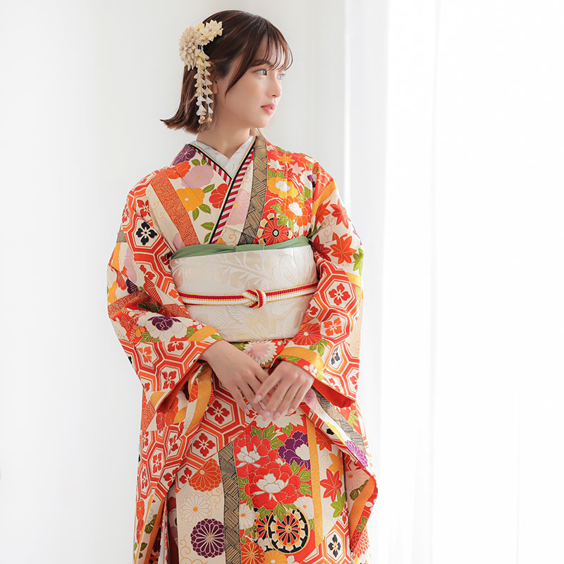 振袖 御所車 花模様 花亀甲 生成色 金彩 トールサイズ KK-2123 御所車の振袖一覧 | kimono hearts | 成人式の振袖レンタル・購入 卒業