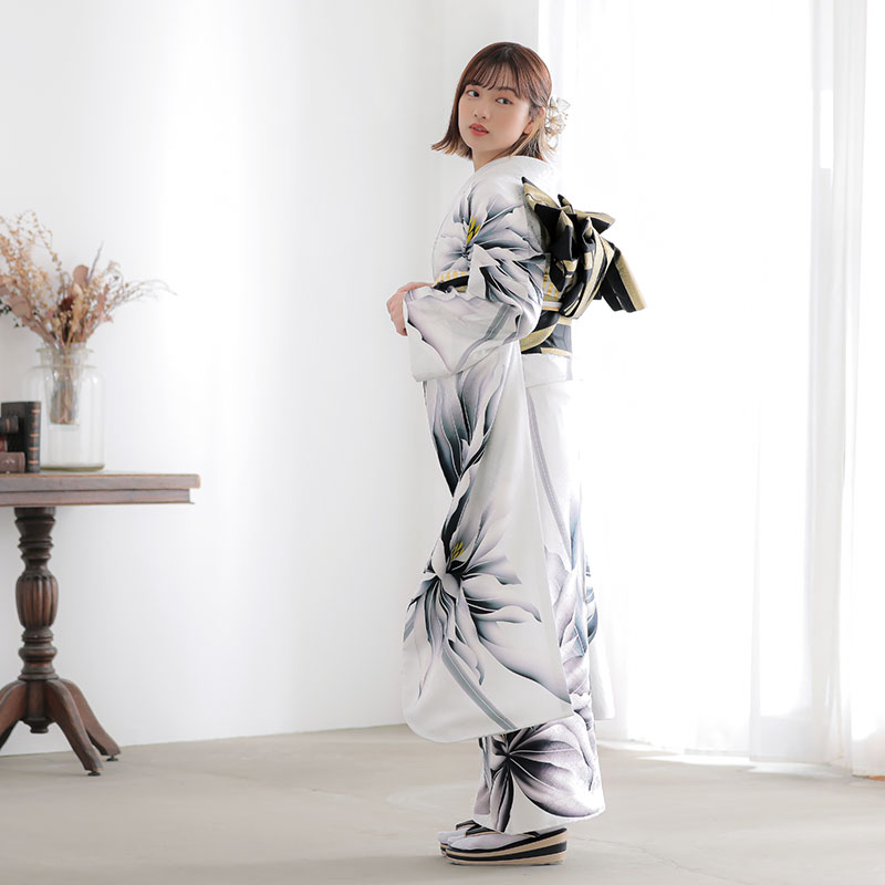 白地スッキリ　月下美人　振袖フルセット 白地に銀彩黒の月下美人の振袖フルセット - メルカリ