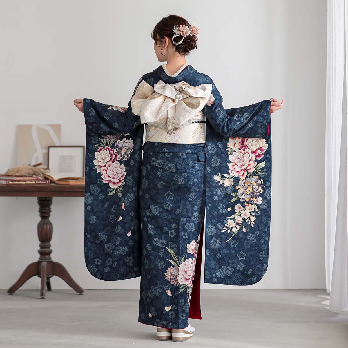 振袖： R2053ブルー 菊牡丹