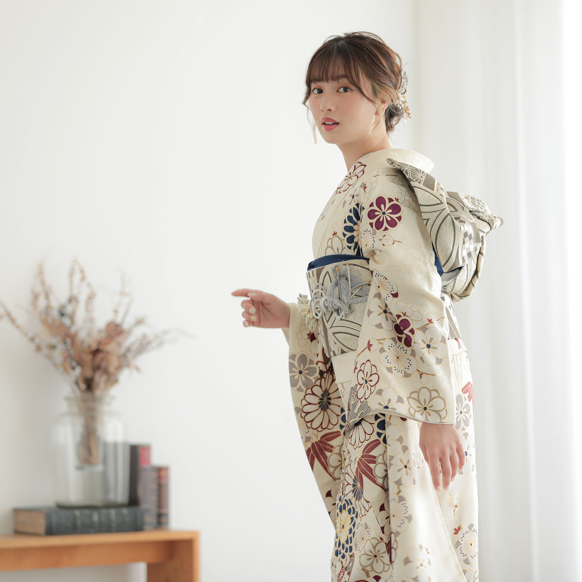 振袖： R2056オフホワイト 菊に竹梅
