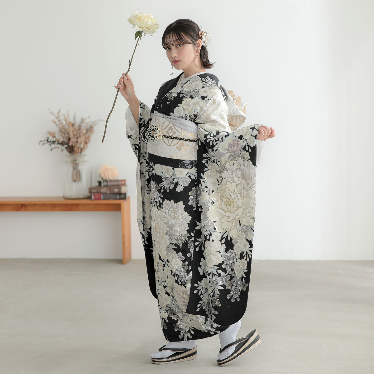 振袖： R2086黒 牡丹に桜