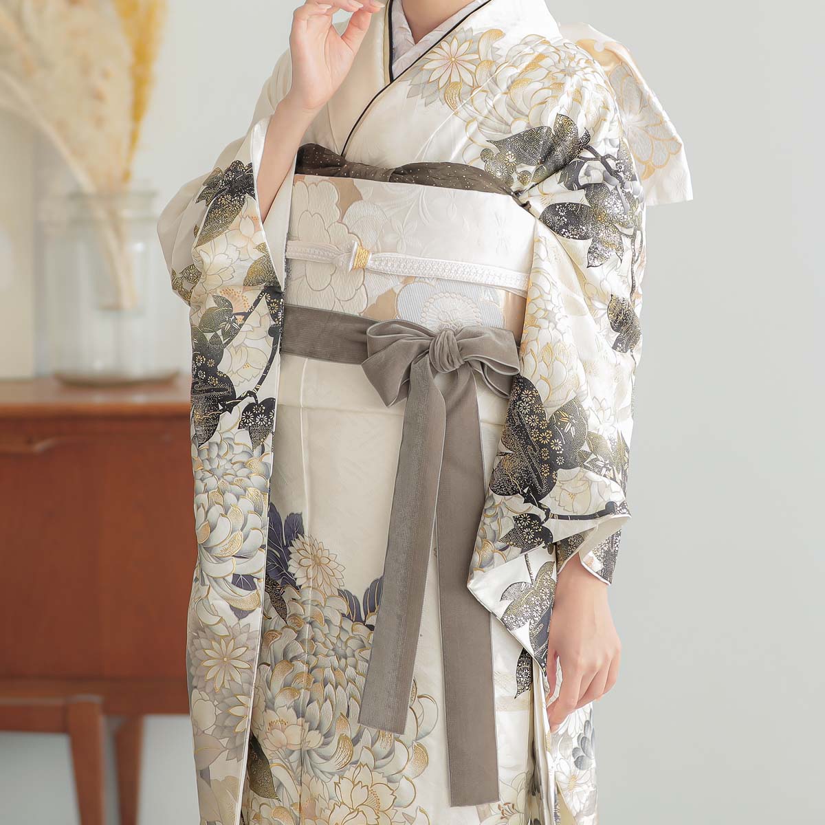 振袖： R2120さくら白 菊に蔦
