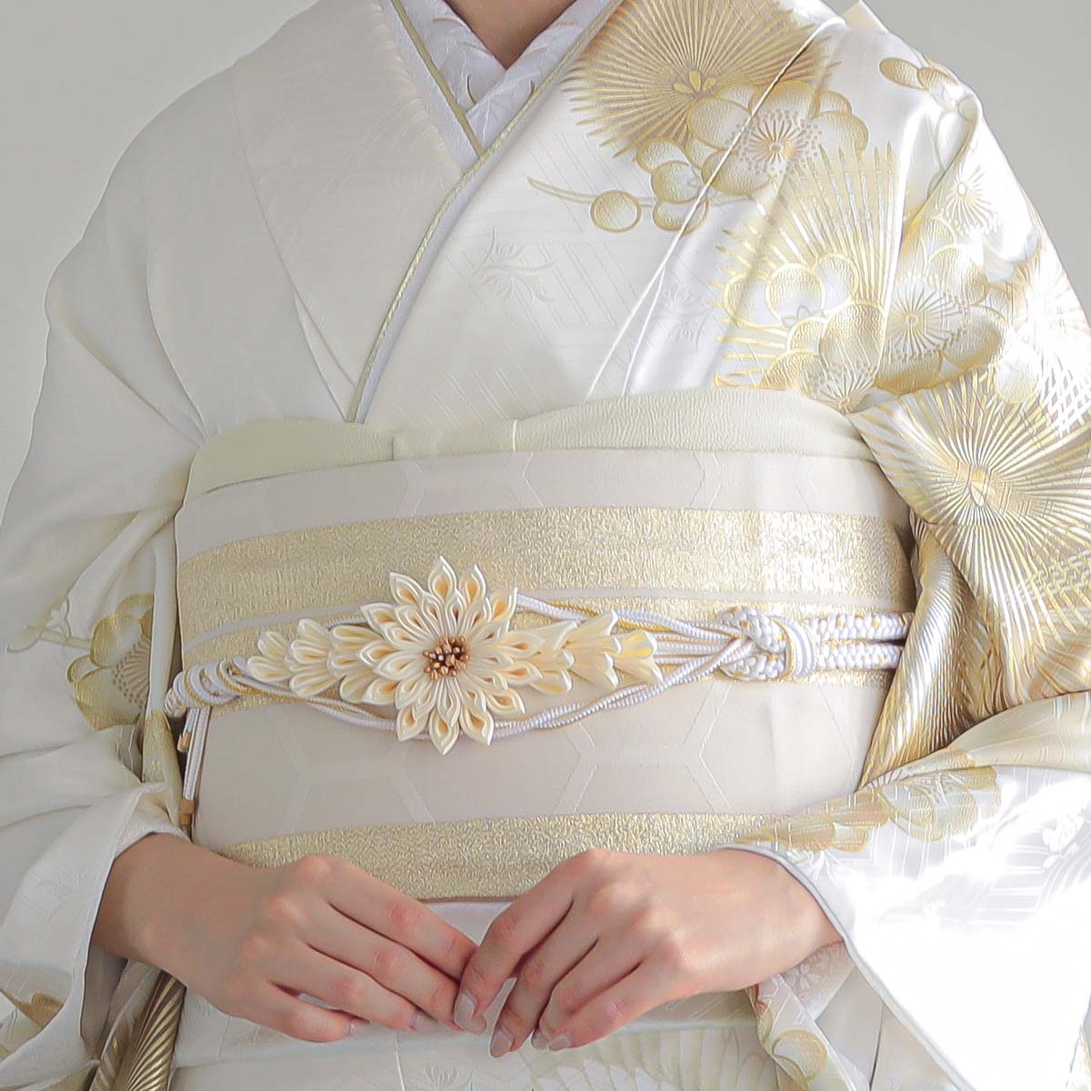 振袖： R2130白金 鶴に松梅