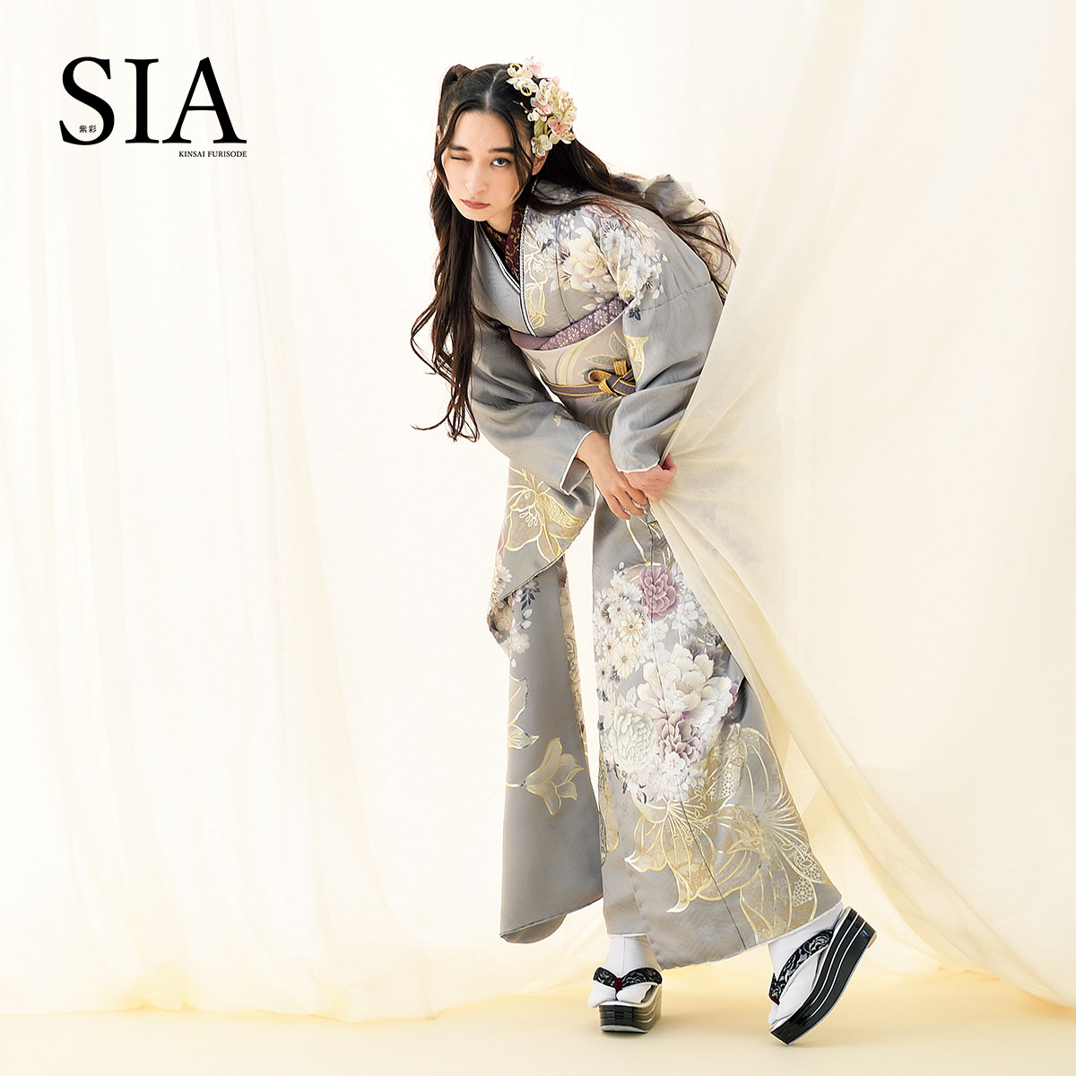 振袖：R2174 SIA グレー 百合に花丸文│ 振袖レンタル │ 京都着物 