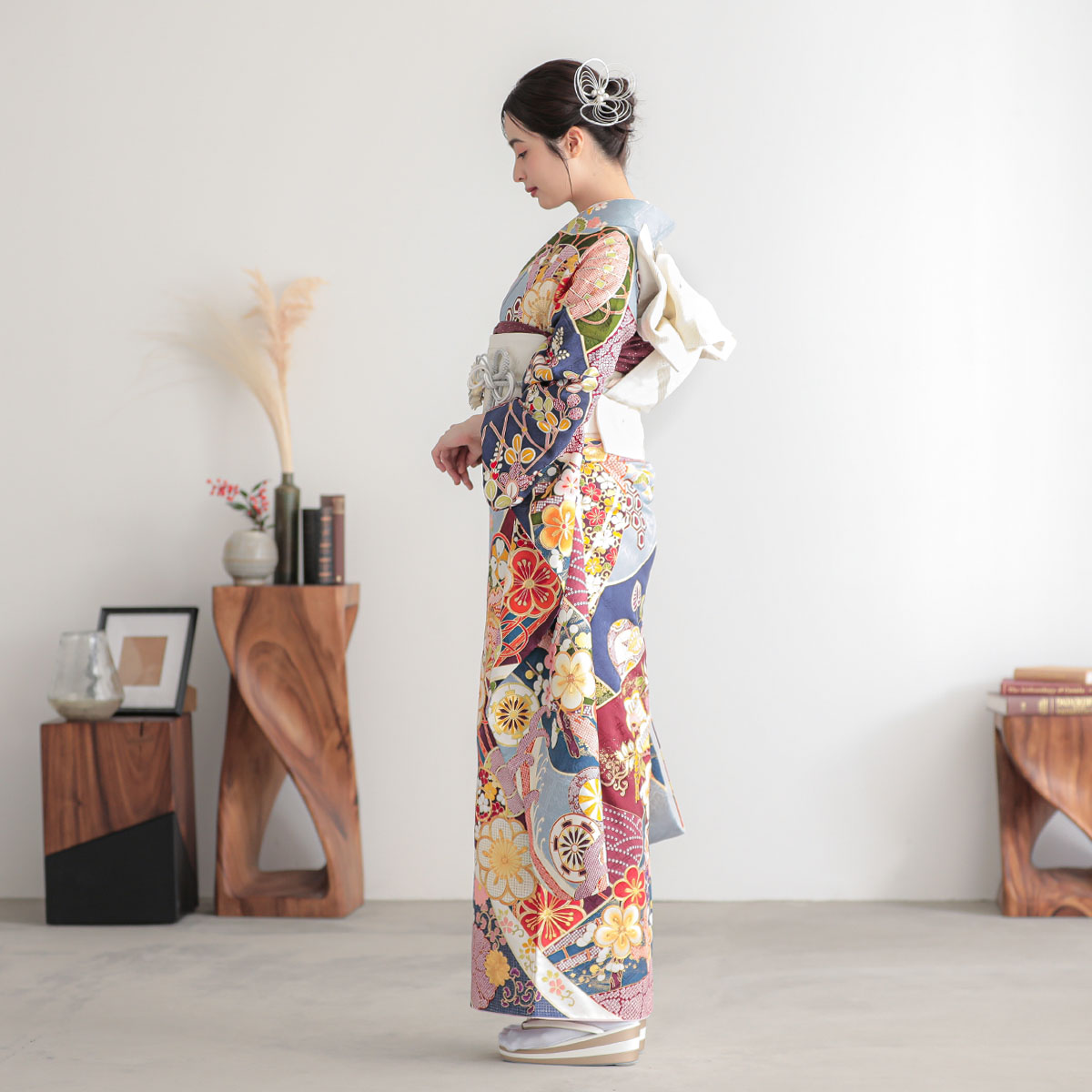 振袖： R2185汕頭刺繍 淡ブルーグレー 梅に菊