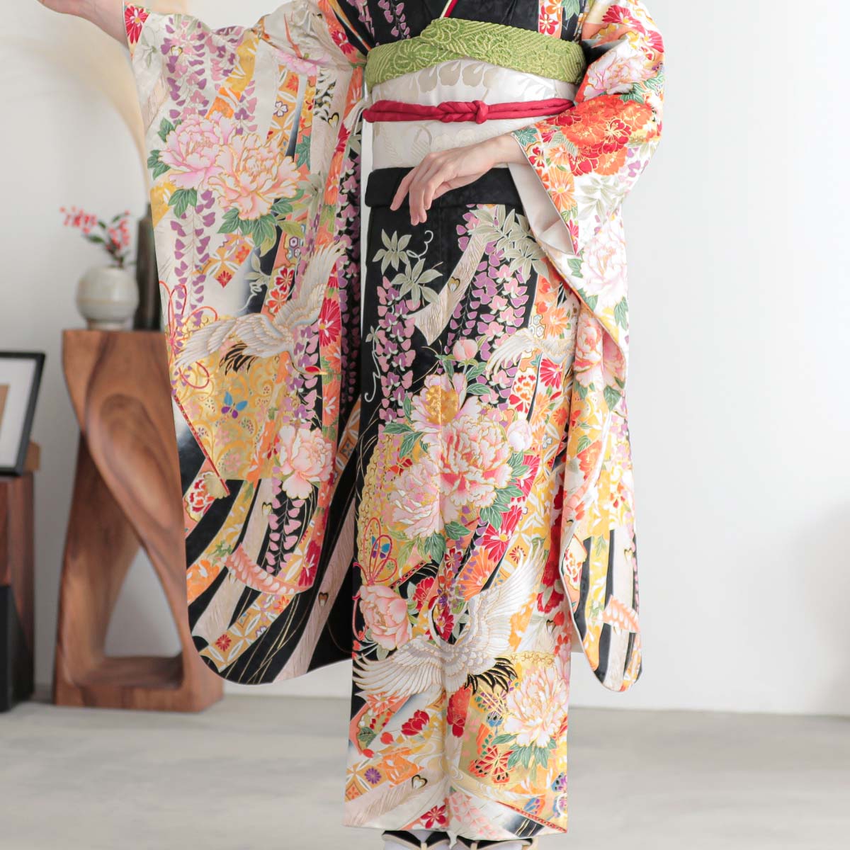 振袖: R2187相良刺繍 黒 牡丹と鶴に扇面熨斗 振袖: R2187相良刺繍 黒 牡丹と鶴に扇面熨斗