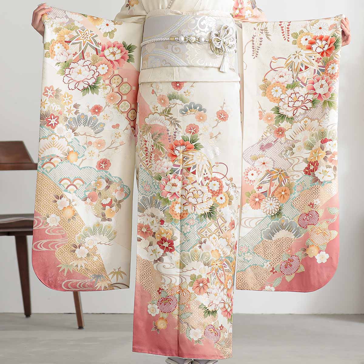 振袖： R2192Allureオフホワイト 手毬に牡丹