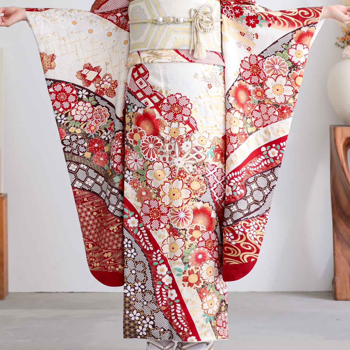 振袖： R2231桂由美赤×白 桜に菊