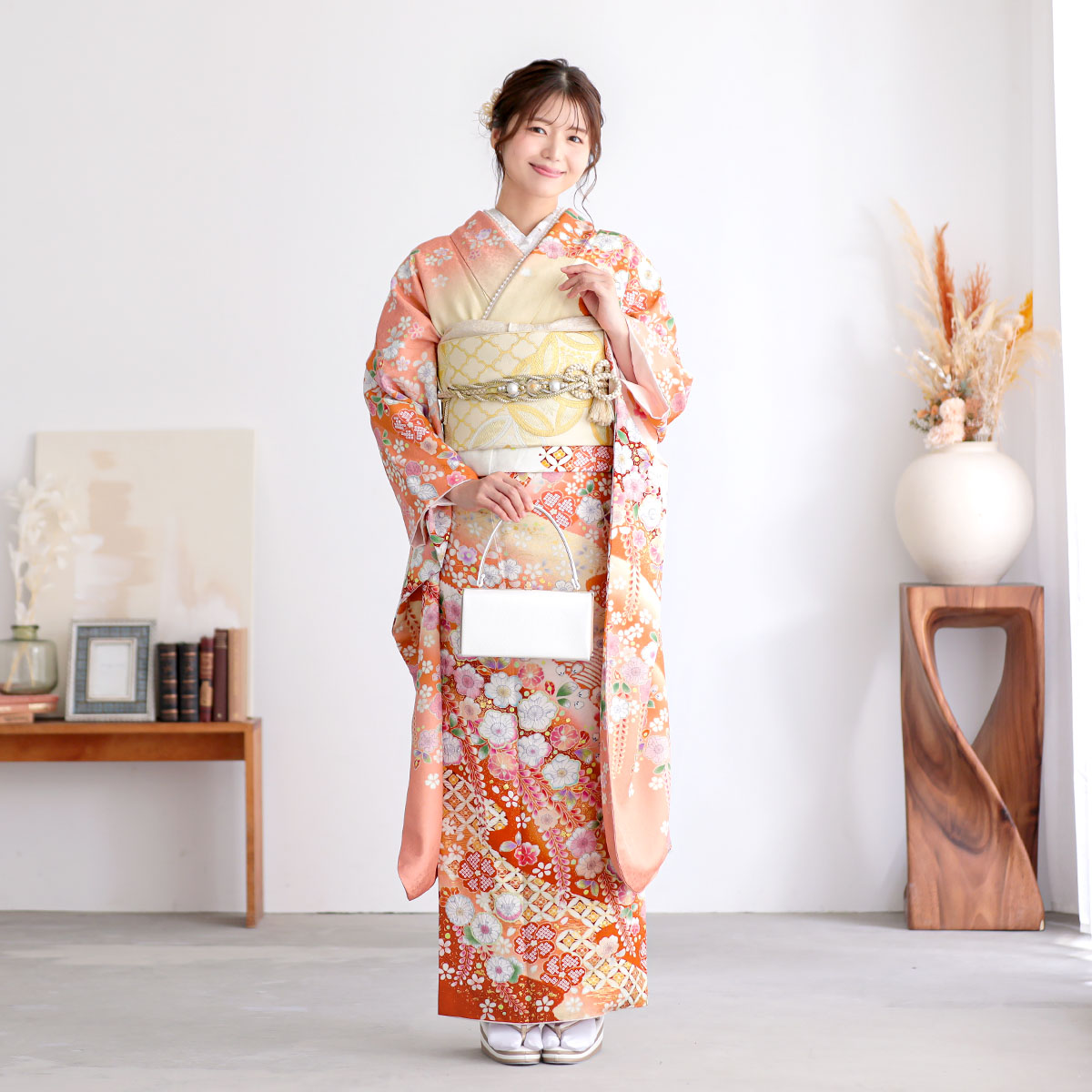 ブライダルファッションデザイナー・桂由美　振袖　御所車花文　暈し染め　金彩　正絹 振袖：R2232 桂由美 サーモンピンクぼかし 辻が花風│ 振袖レンタル