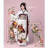 振袖：R2236 桜田ひより 白 菊牡丹に梅│ 振袖レンタル │ 京都着物