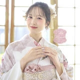 まあ⭐︎美品⭐︎振袖⭐︎地紋入り⭐︎重ね衿⭐︎成人式⭐︎卒業式⭐︎結婚式⭐︎無地⭐︎グリーン 振袖：R2239 Ma Minette 白×ピンク ダリアに花々 花青海波│ 振袖