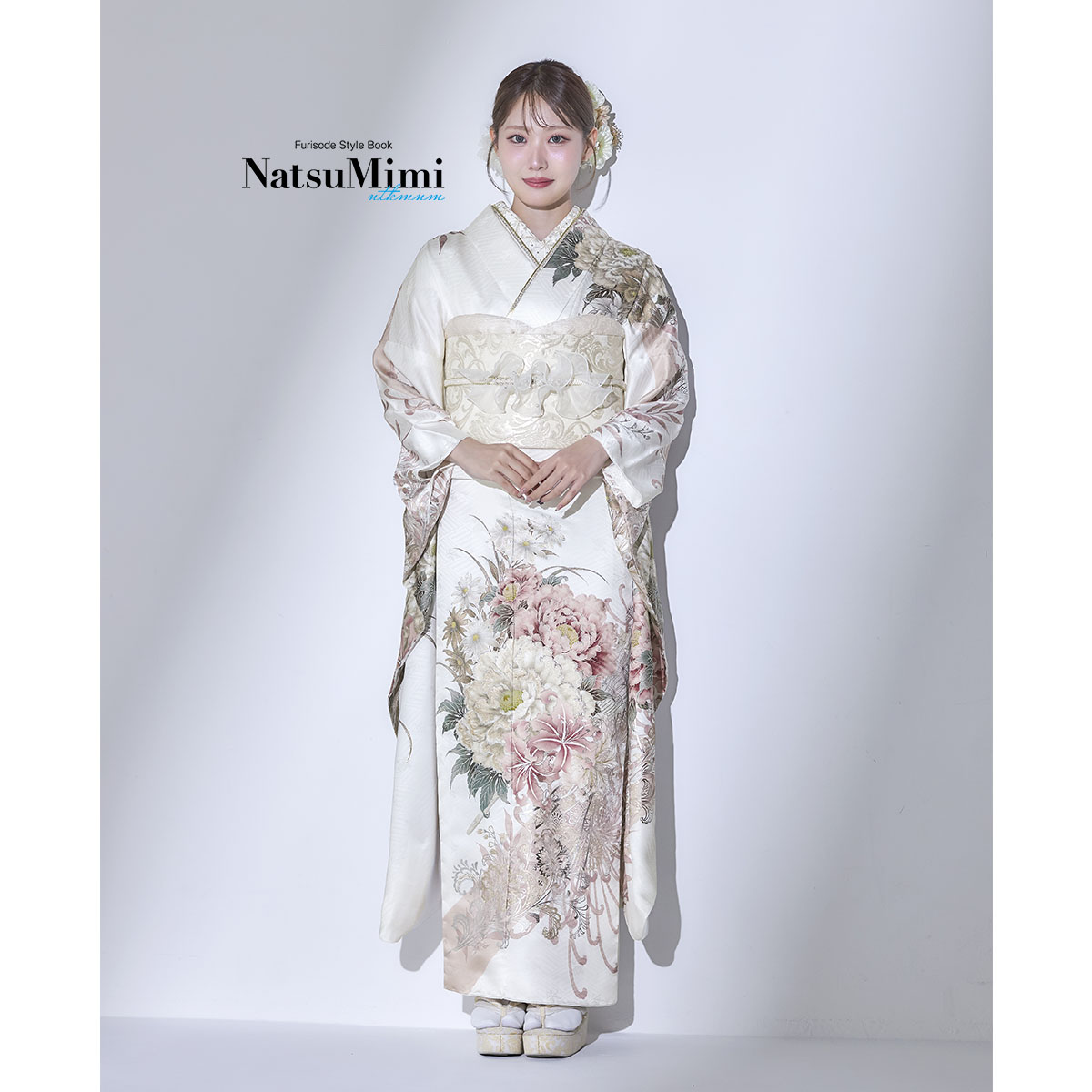 振袖： R2241NatsuMimi白×くすみピンク 牡丹に百合 扇子