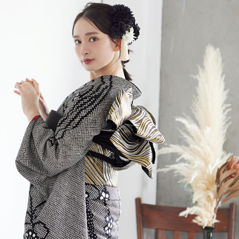 ☆中古品☆振袖　単品　正絹　黒系花模様Ｂ級品ヤケ有り振袖 送料無料】【中古】 振袖 正絹（展示品 ランクS 黒 赤 桜 紅葉