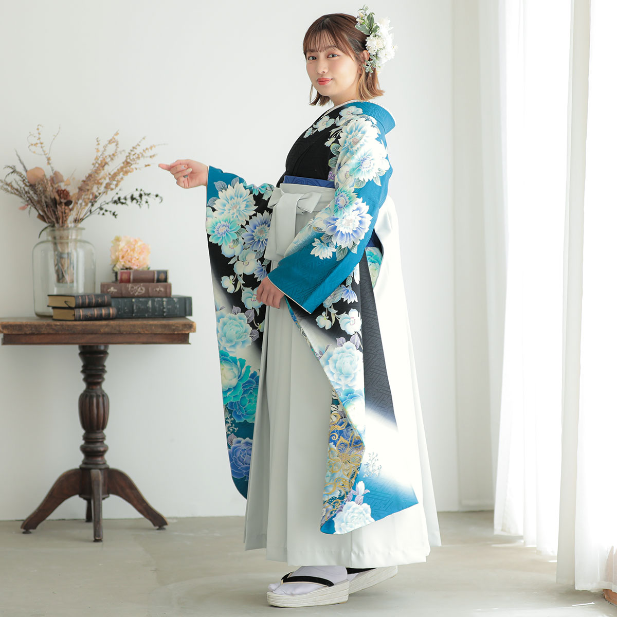 振袖袴： R1497 白×黒 青い花☆（絹）│ 袴レンタル │ 京都着物