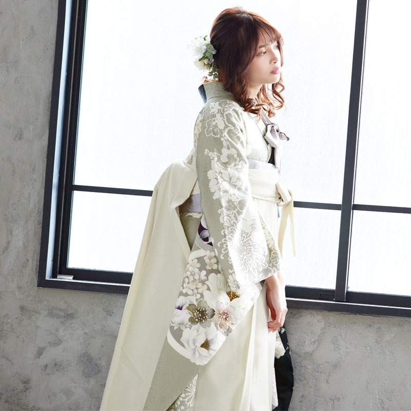 振袖： R1950紅一点黒×ベージュ 花の丸文