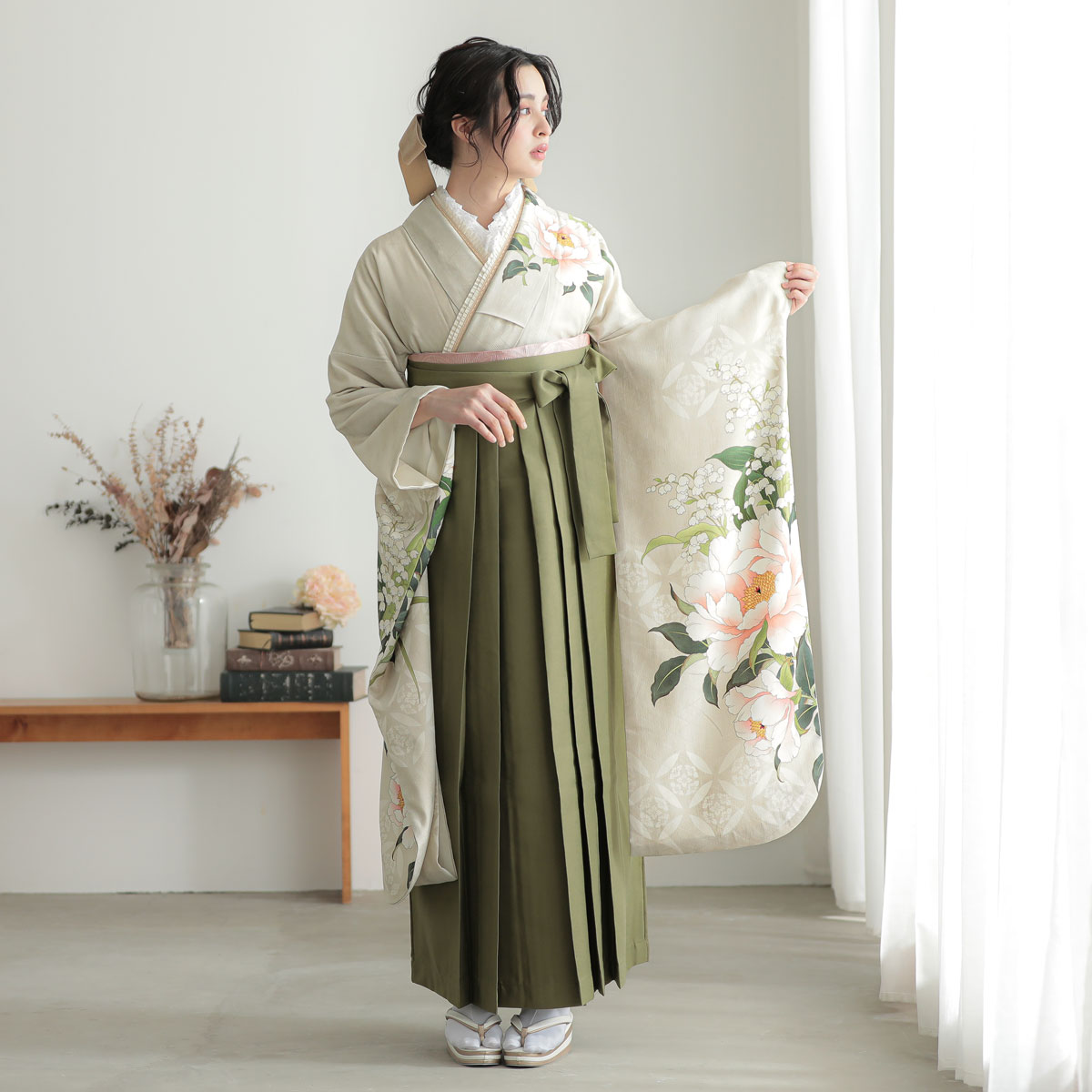 芸艸堂 UNSODO 振袖 モダン椿柄 中古 美品 日本製 ポリエステル レトロ 紫/赤/ブルー(水色) 椿柄 人気 個性的 モダン振袖 人と被
