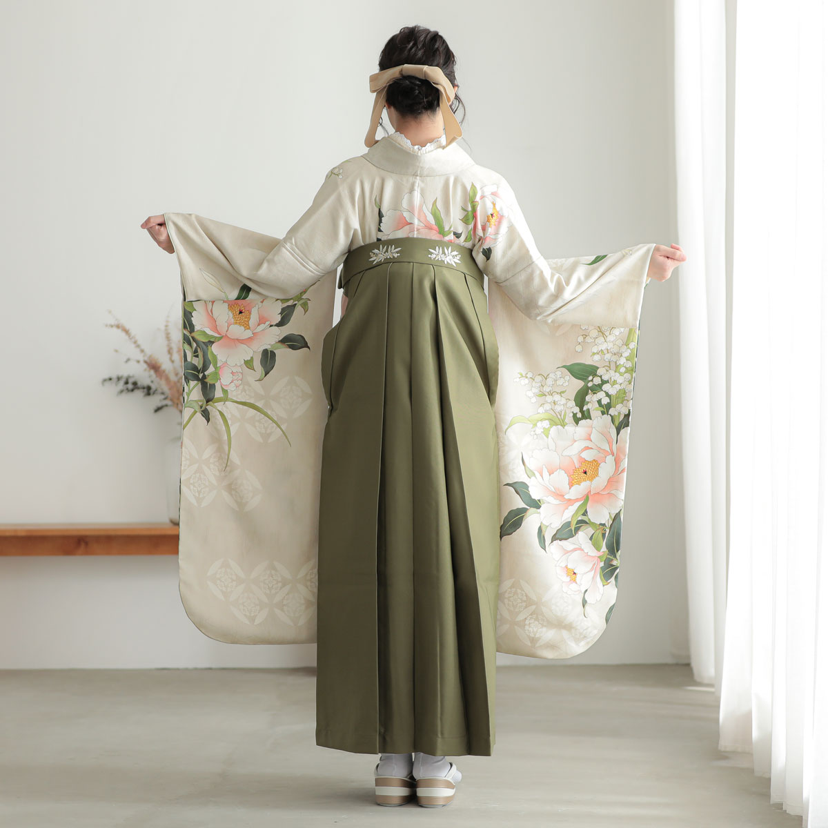 芸艸堂 UNSODO 振袖 モダン椿柄 中古 美品 日本製 ポリエステル 振袖袴: 芸艸堂R2067ベージュ 芍薬│ 袴レンタル │ 京都着物