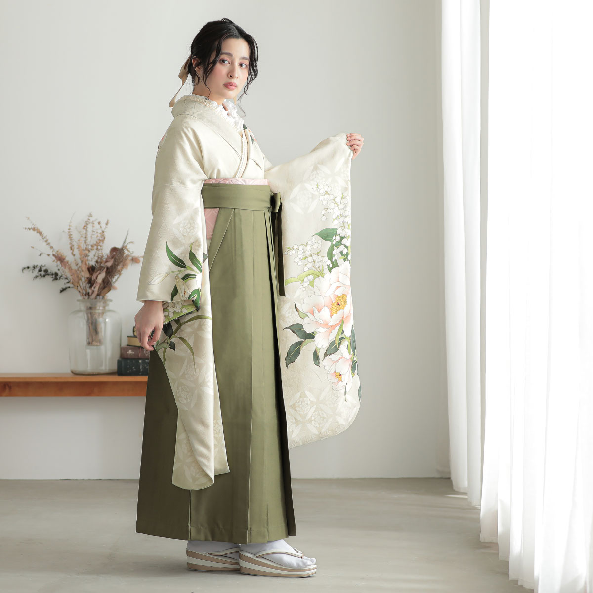 振袖袴： 芸艸堂R2067ベージュ 芍薬│ 袴レンタル │ 京都着物