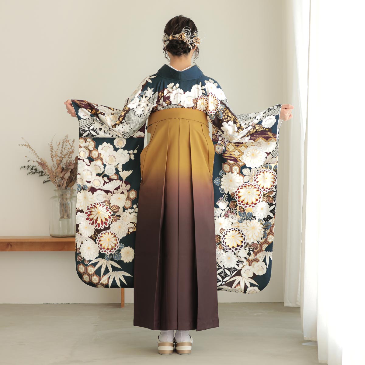 振袖袴： R2081鉄紺 道長取りに手毬菊│ 袴レンタル │ 京都着物