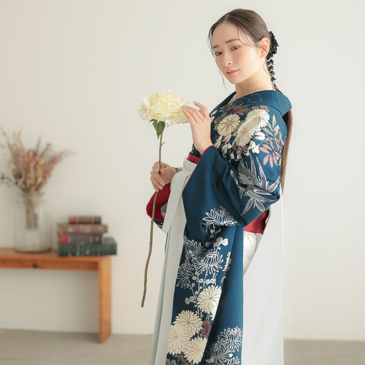 振袖袴： R2114 鉄紺 菊牡丹に笹│ 袴レンタル │ 京都着物レンタル夢館