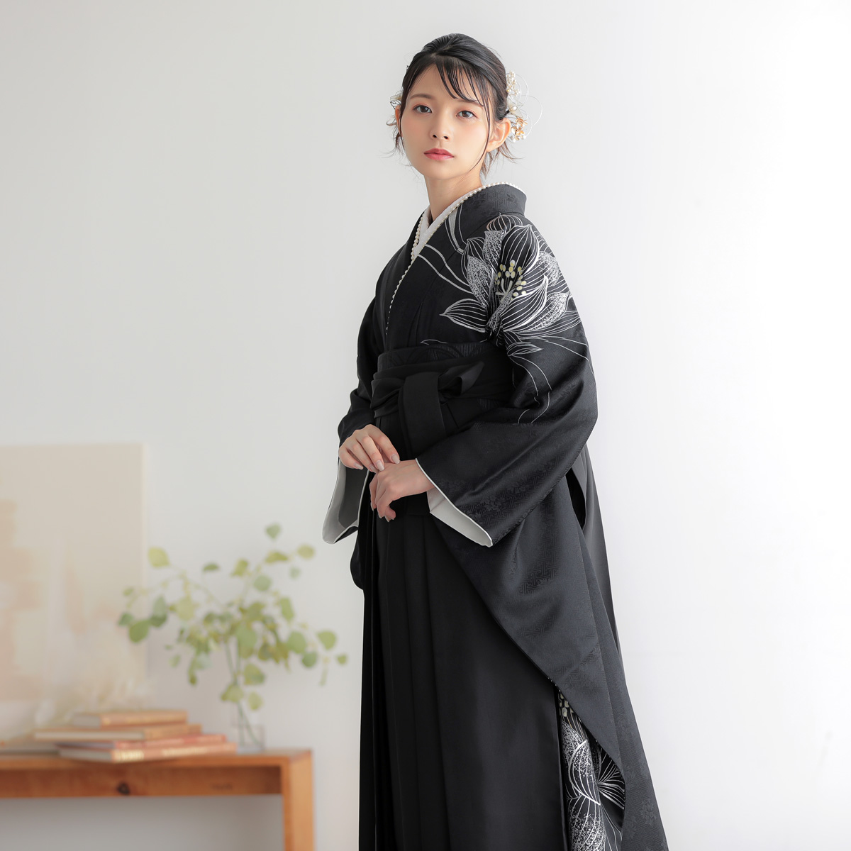 白地に銀彩黒の月下美人の振袖フルセット 白地に銀彩黒の月下美人の振袖フルセット - メルカリ