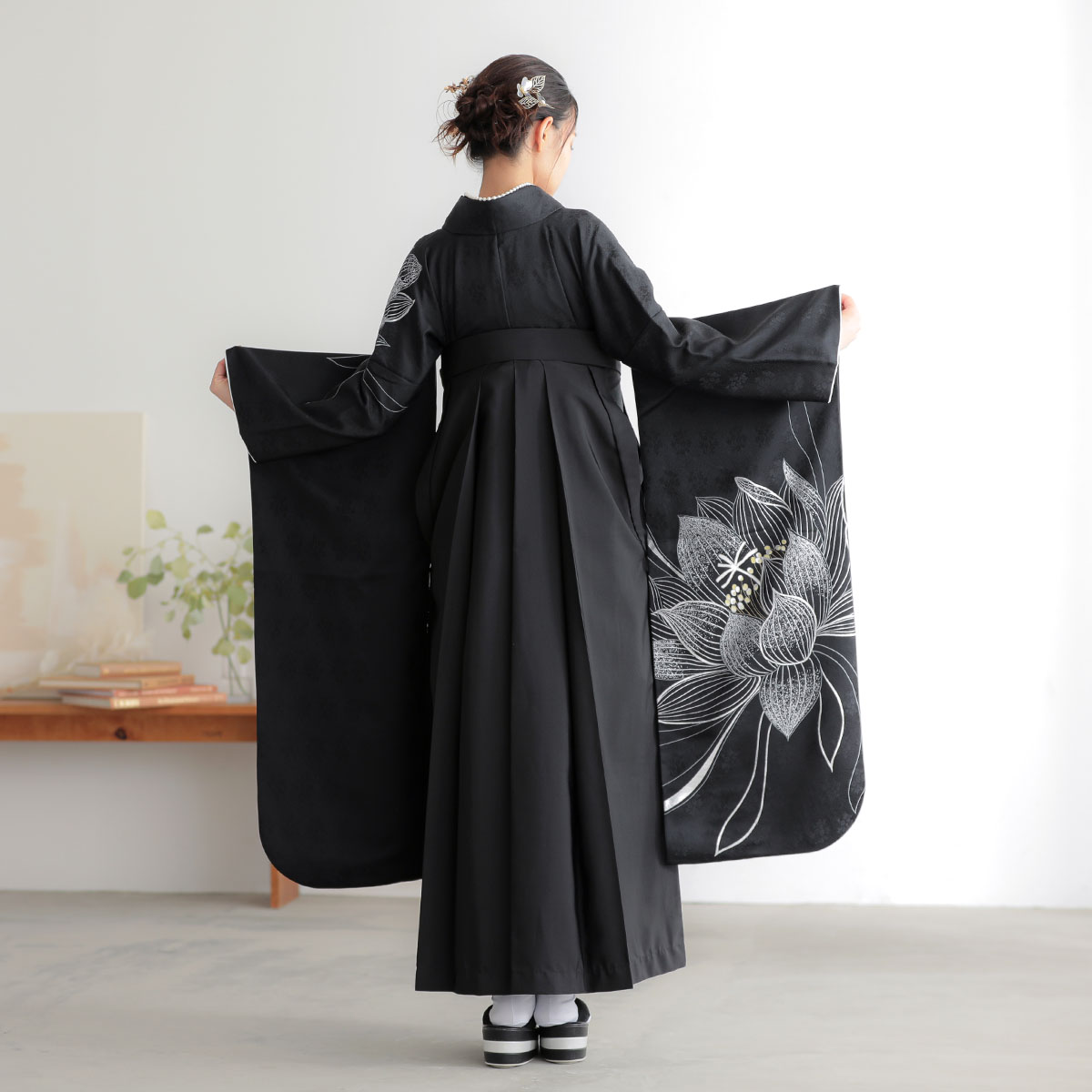 白地に銀彩黒の月下美人の振袖フルセット 白地に銀彩黒の月下美人の振袖フルセット - メルカリ