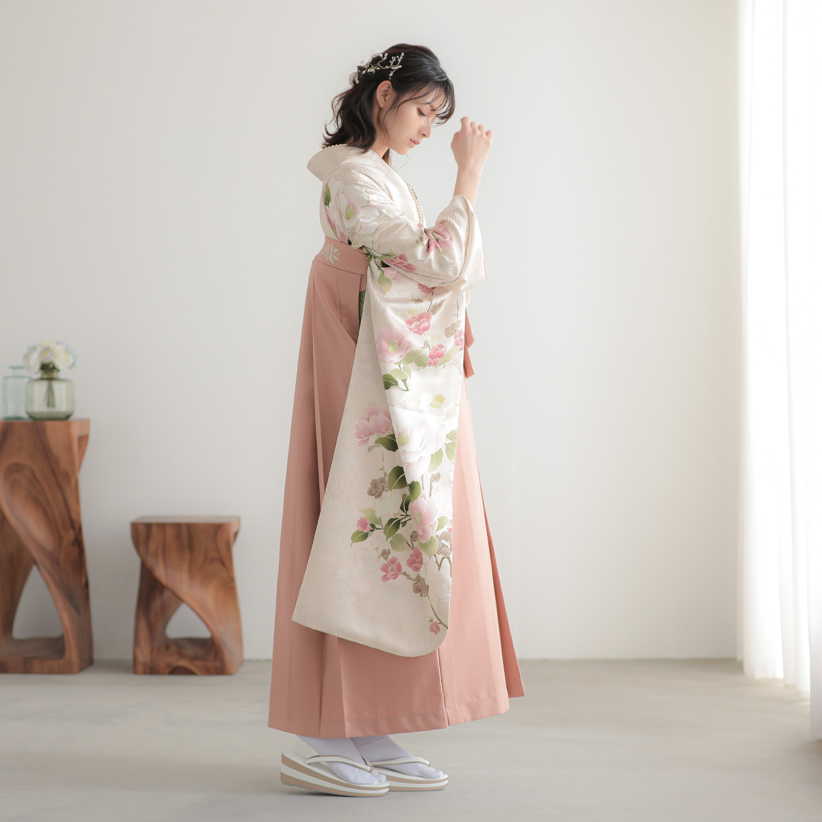 レンタル】 袴 18点セット くすみピンクに舞う桜と牡丹 正絹振袖着物 袴91cm（身長153-158cm） ブーツ着用時165cmまで適応 卒業式  大学生にも（1014650911） - utatane［公式通販］