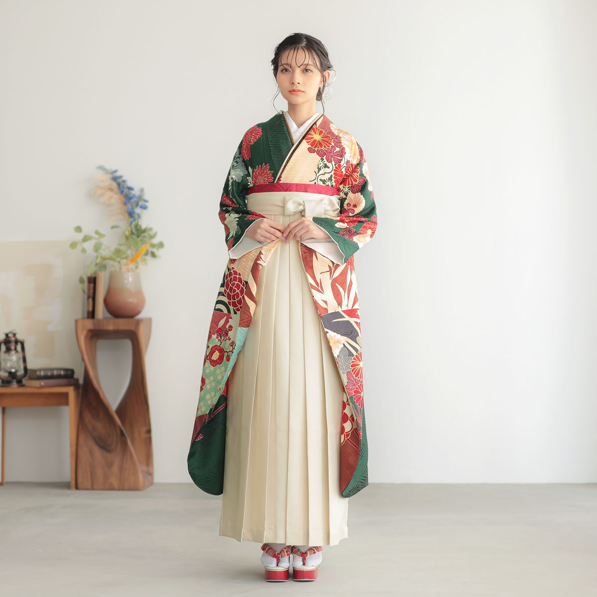 振袖袴： caran coronR2183緑×クリーム 菊に扇面椿│ 袴レンタル