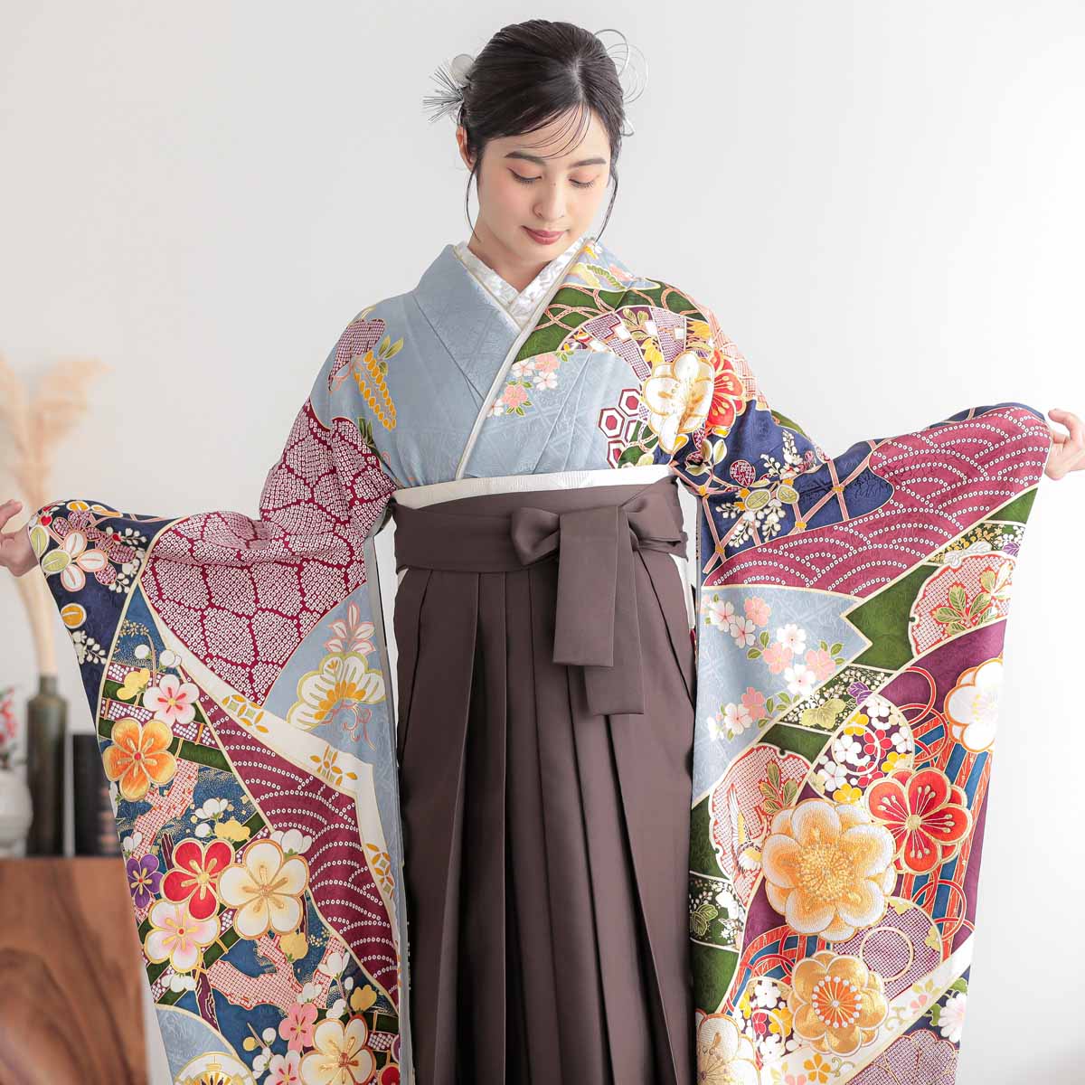 振袖袴： R2185汕頭刺繍 淡ブルーグレー 梅に菊│ 袴レンタル