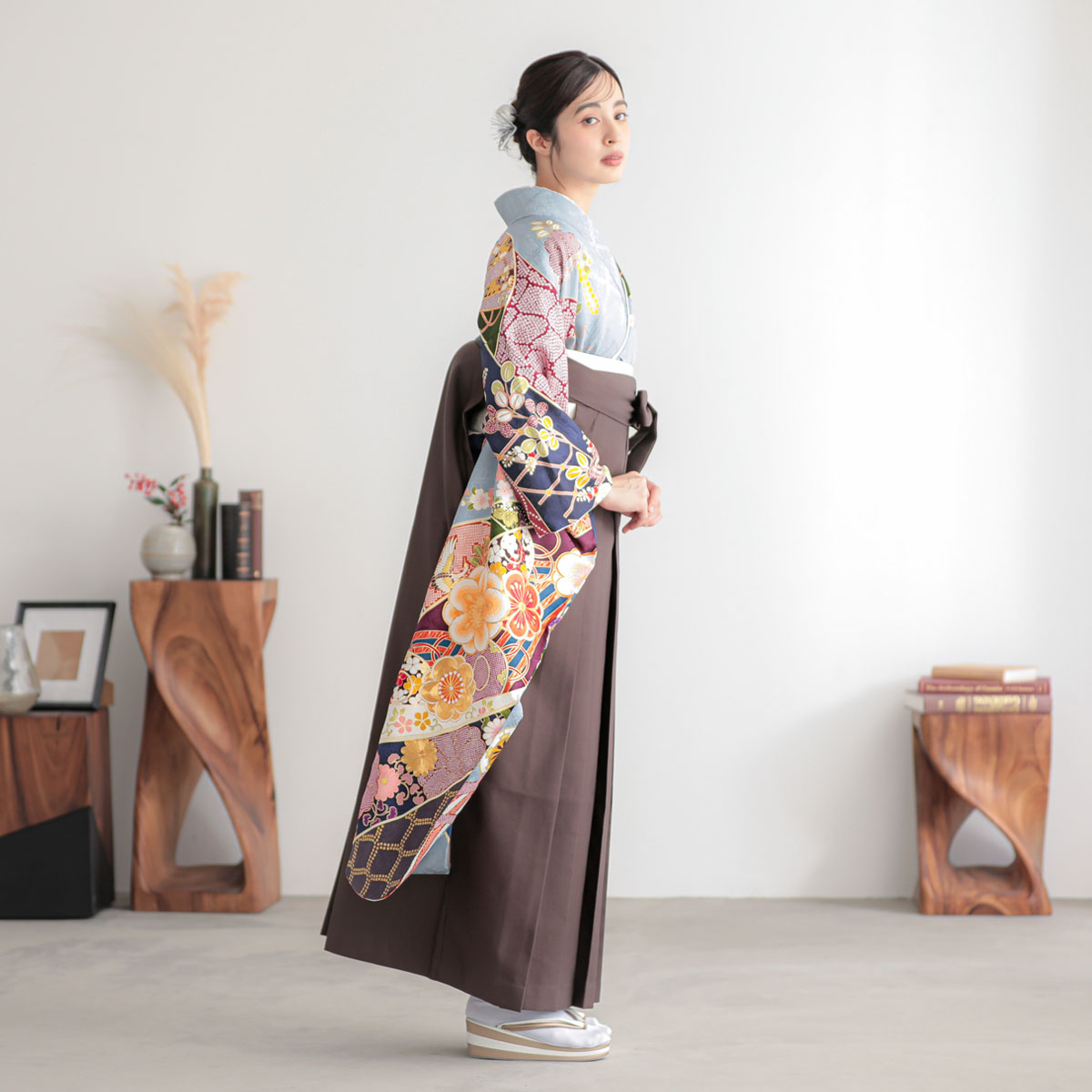 振袖： R2185汕頭刺繍 淡ブルーグレー 梅に菊