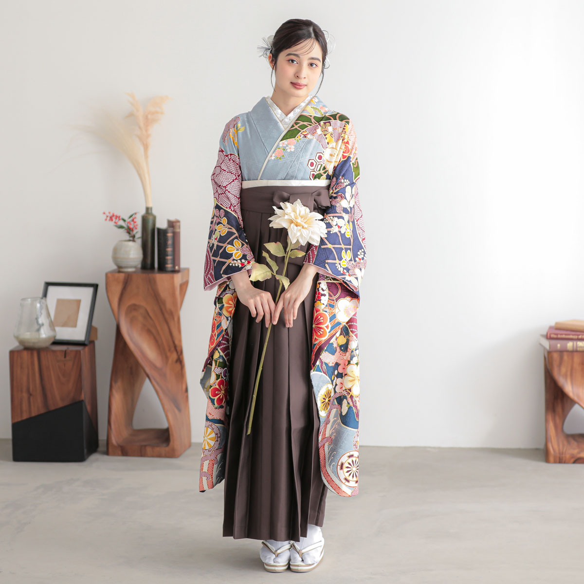 振袖 黒とグレー 花柄 鶴刺繍 振袖袴： R2185汕頭刺繍 淡ブルーグレー 梅に菊│ 袴レンタル