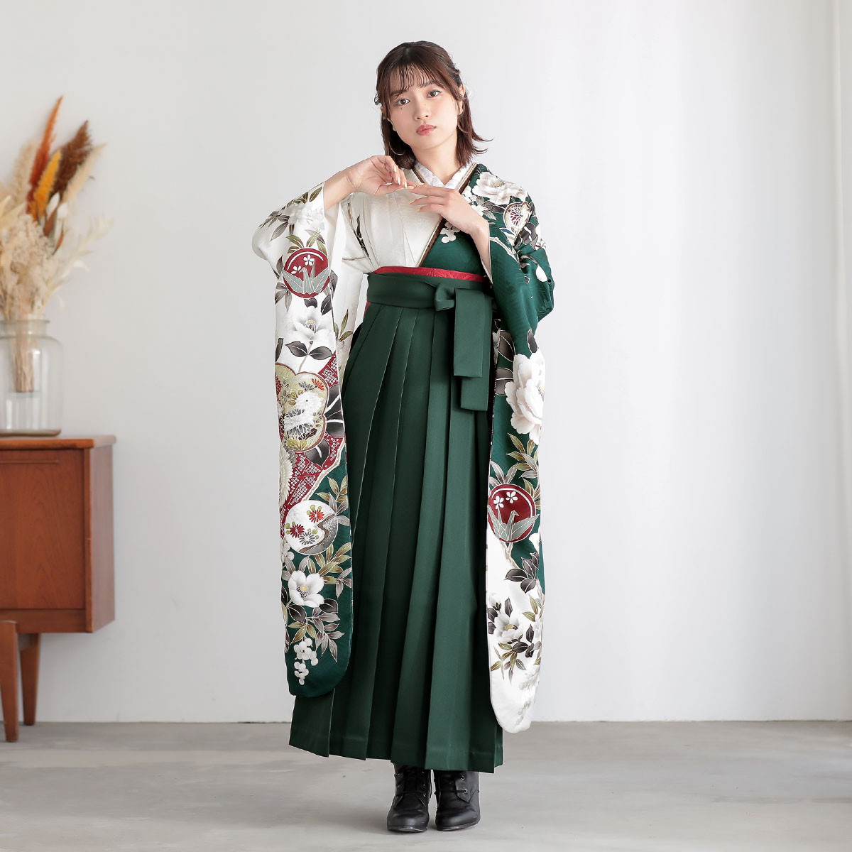 振袖（緑）、袴、（茶色）、帯（黒金）、フェザーショール（白、ピンク）その他。 振袖袴：Haru R2201 深緑×白 梅に椿│ 袴レンタル │ 京都着物レンタル夢館