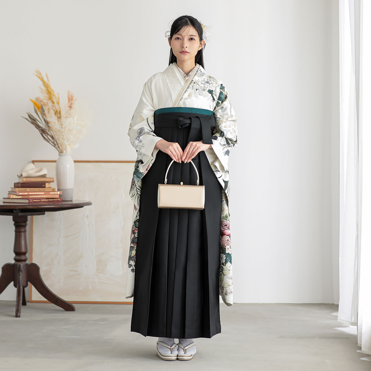 振袖袴：FURURU R2202 白 洋花のリース│ 袴レンタル │ 京都着物