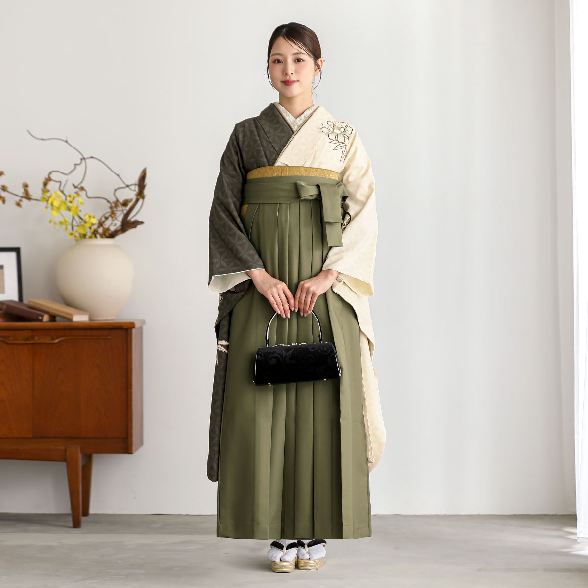 振袖袴： 九重R2223クリーム×焦げ茶 捻じれ梅に鼓│ 袴レンタル 