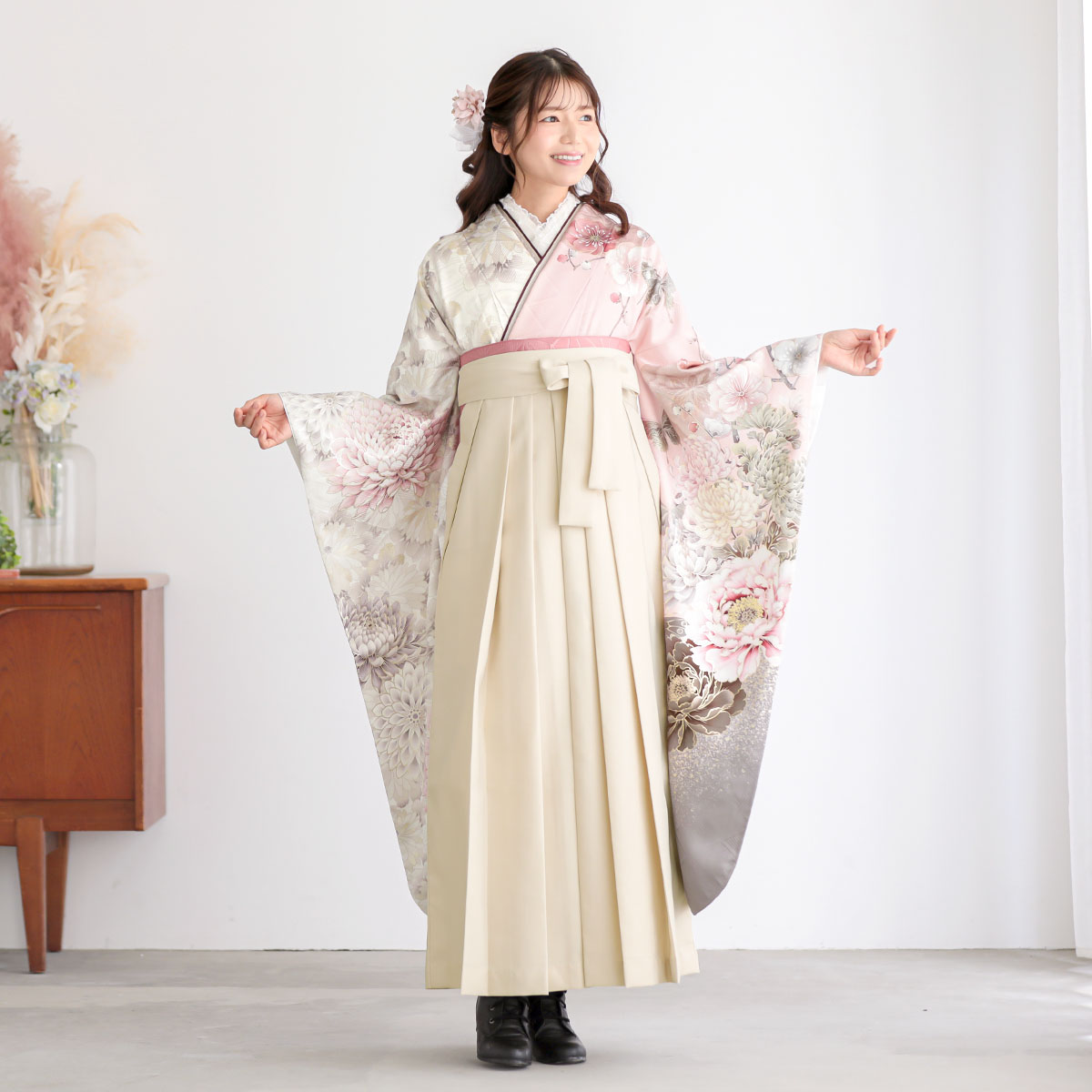 振袖袴：華徒然×吉木千沙都 R2226 薄ピンク×白 牡丹に梅│ 袴レンタル