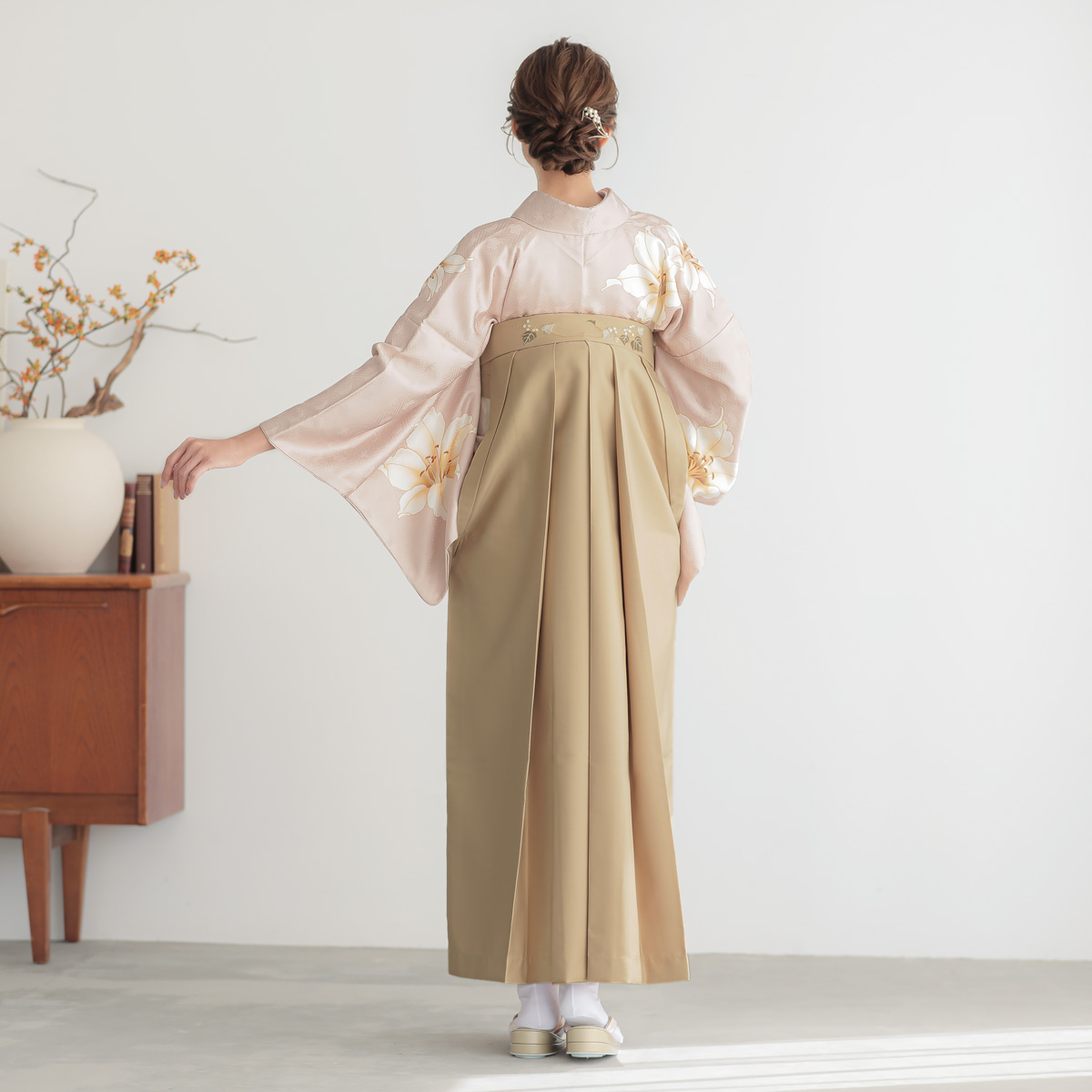 先生袴：H1355 ピンクベージュ 百合│ 袴レンタル │ 京都着物レンタル夢館