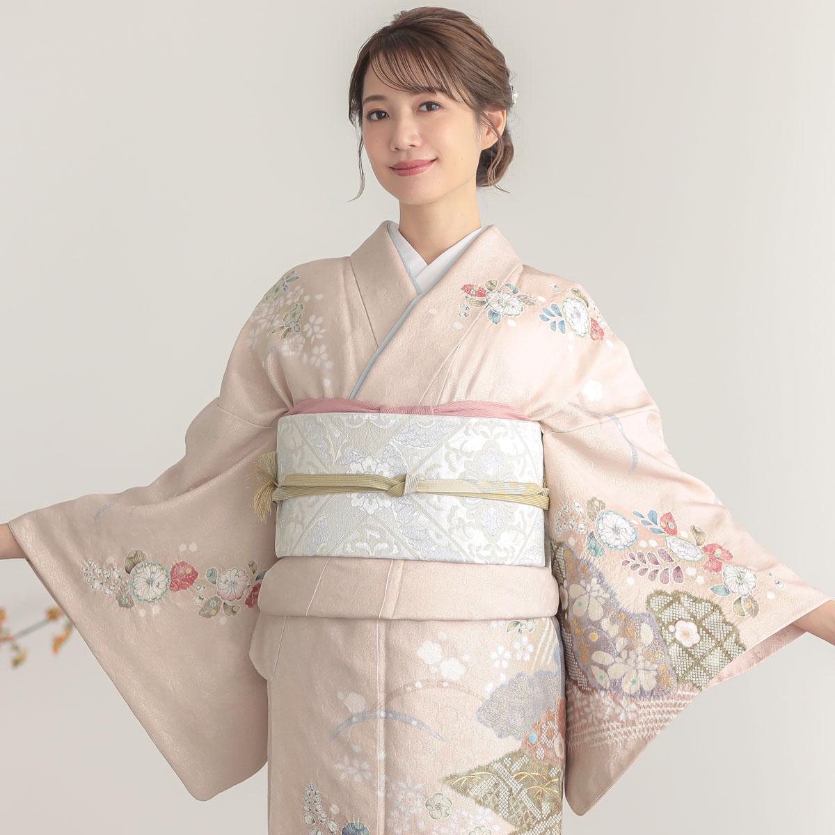訪問着:H1041 桂由美 薄ピンク 金通し辻が花風 雲型に松川菱 訪問着:H1041 桂由美 薄ピンク 金通し辻が花風 雲型に松川菱