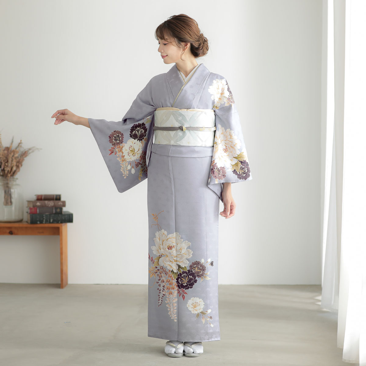 ss2112　着物　訪問着　グレー系　華やか　多色使い　婦人用和装　和服　柄物　セミフォーマル　女性用　きもの大人　落ち着いた　紫　緑　淡い　金糸　ゴールド 訪問着：H1310 藤ねず 牡丹に藤と桜| 訪問着レンタル │ 京都着物