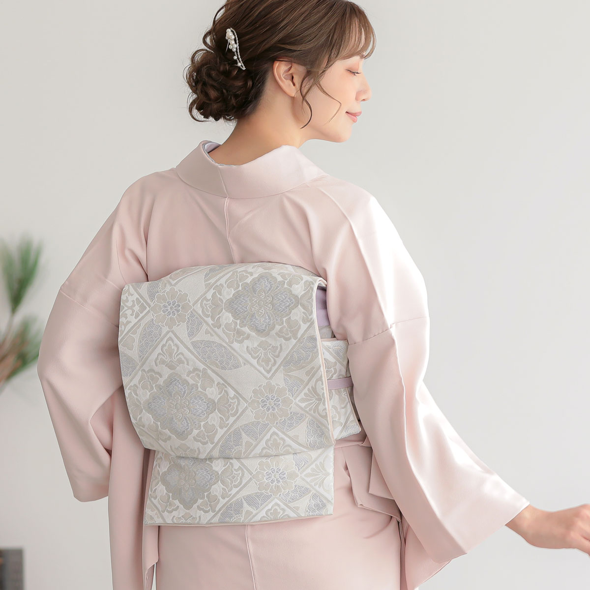 直ぐにご着用いただけます【蔦に鏡裏文様◆絽訪問着】青磁鼠色 絹鼠色 白 直ぐにご着用いただけます【蔦に鏡裏文様◇絽訪問着】青磁鼠色